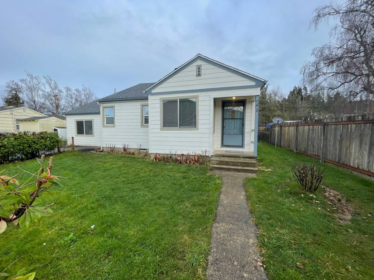 House for rent at 941 First W, Sutherlin, OR 97479