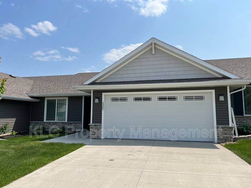 Townhouse for rent at 2307 E Redmond Ave, Des Moines, IA 50320