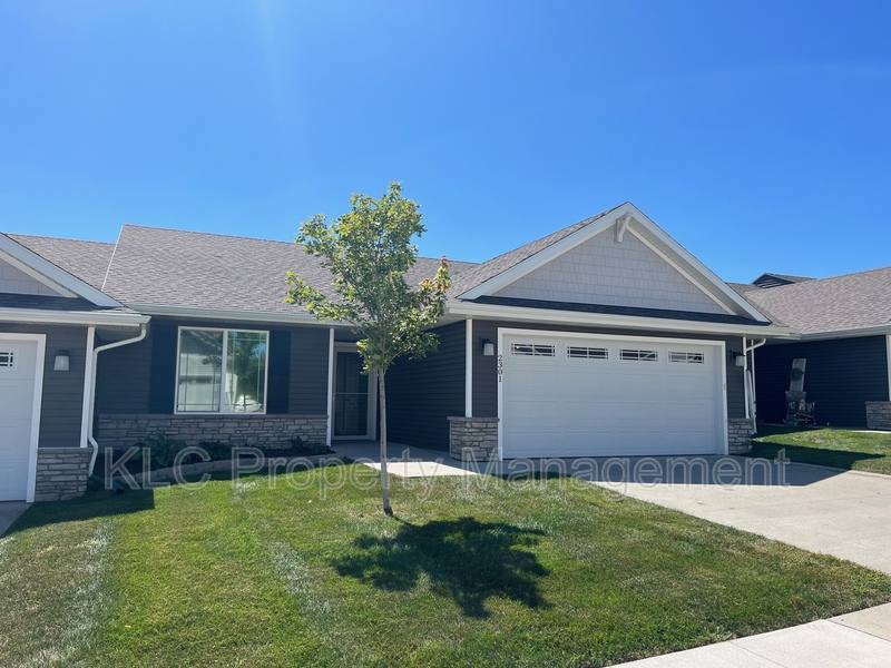 Townhouse for rent at 2301 E Redmond Ave, Des Moines, IA 50320