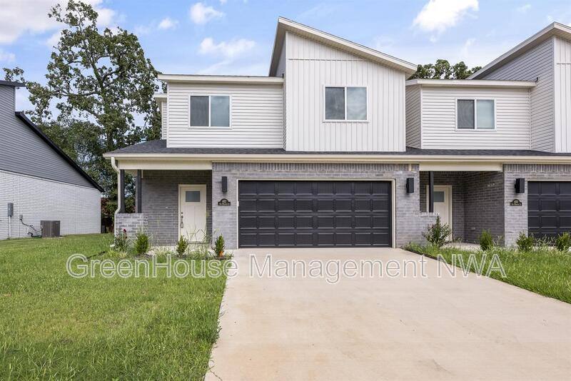 Townhouse for rent at 652 Sun Meadow Loop, Centerton, AR 72719