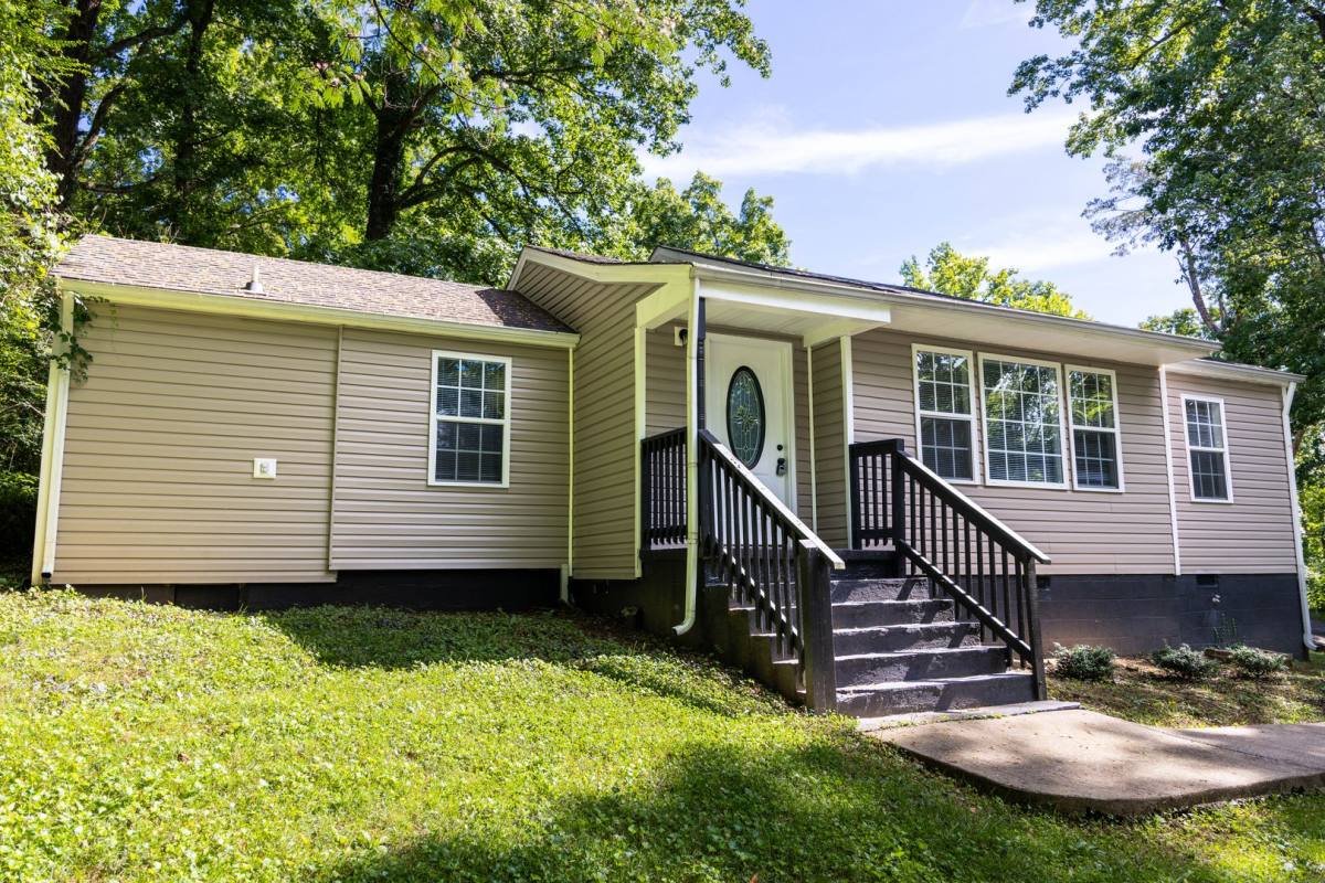 House for rent at 702 Woodlawn Dr, Clarksville, TN 37040