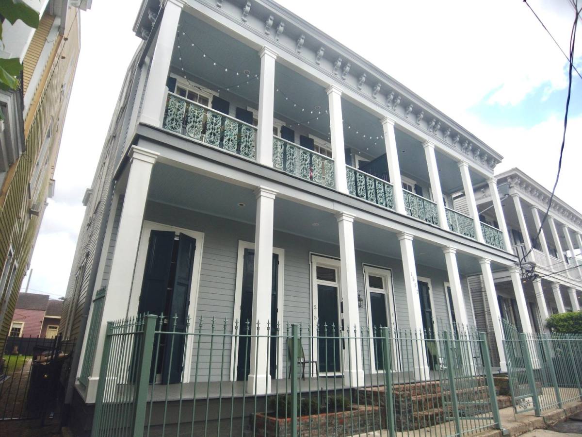 Apartment for rent at 1552 Magazine St, New Orleans, LA 70130