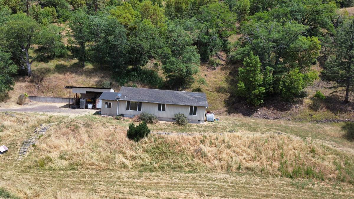 House for rent at 7909 E Antelope Rd, Eagle Point, OR 97524