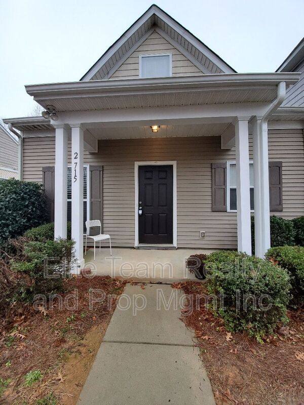 Townhouse for rent at 2715 Meadow Knoll Dr, Charlotte, NC 28269