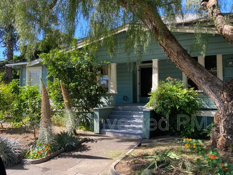 House for rent at 325 Plaza St, Healdsburg, CA 95448