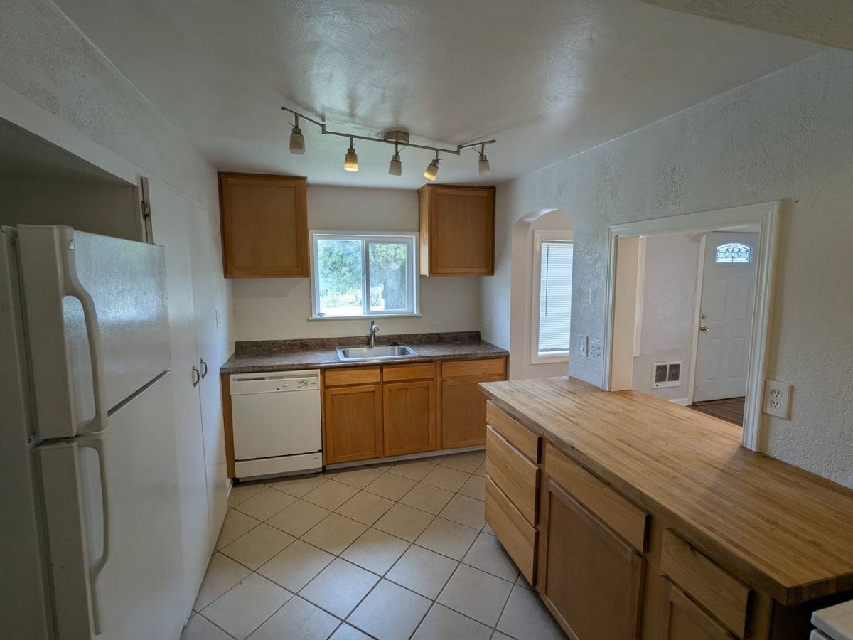 House for rent at 285 Kenwood Ave NE, Salem, OR 97301