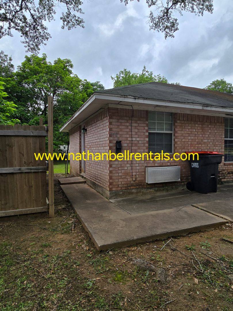 House for rent at 748 SE 8th St, Paris, TX 75460