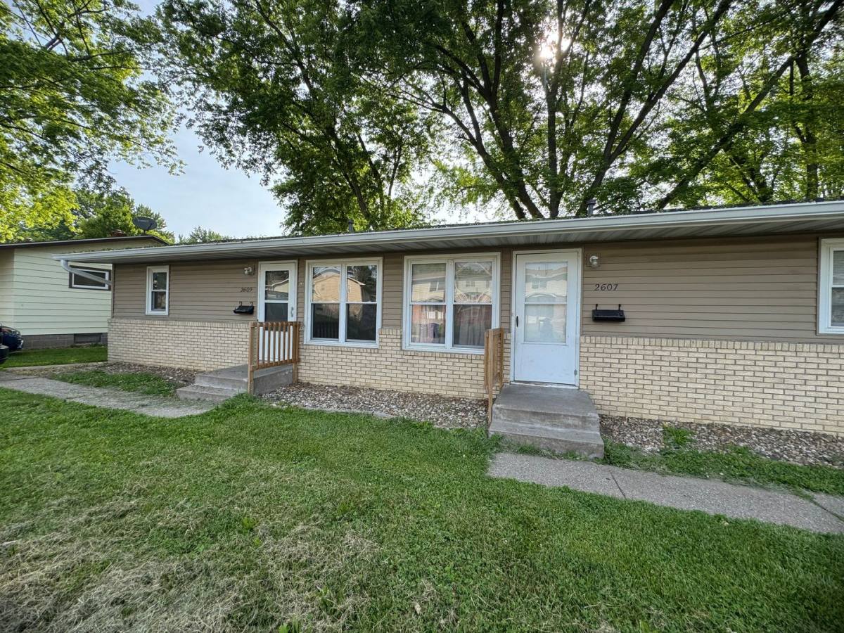 Apartment for rent at 2607 2609 Magnolia Dr, Bettendorf, IA 52722