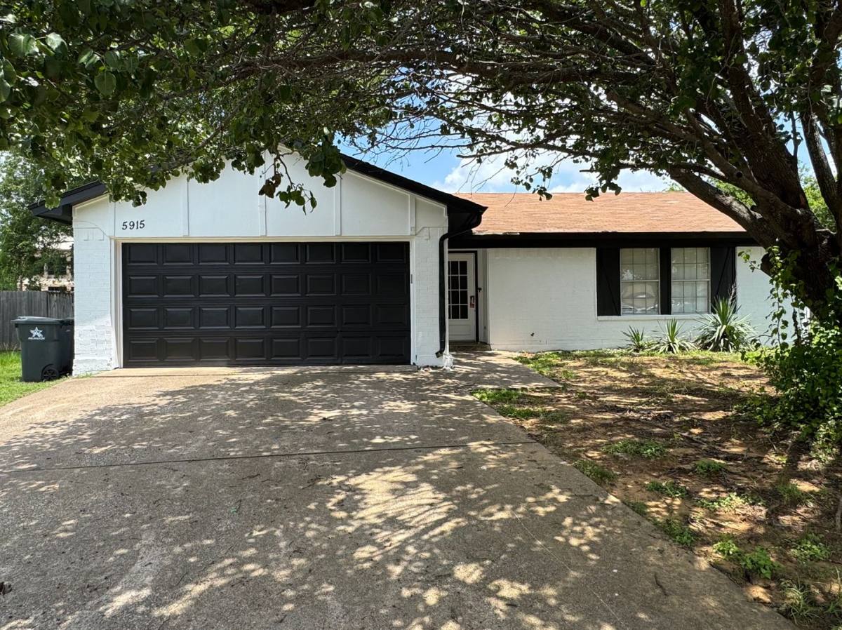House for rent at 5915 Willow Crest Dr, Arlington, TX 76017