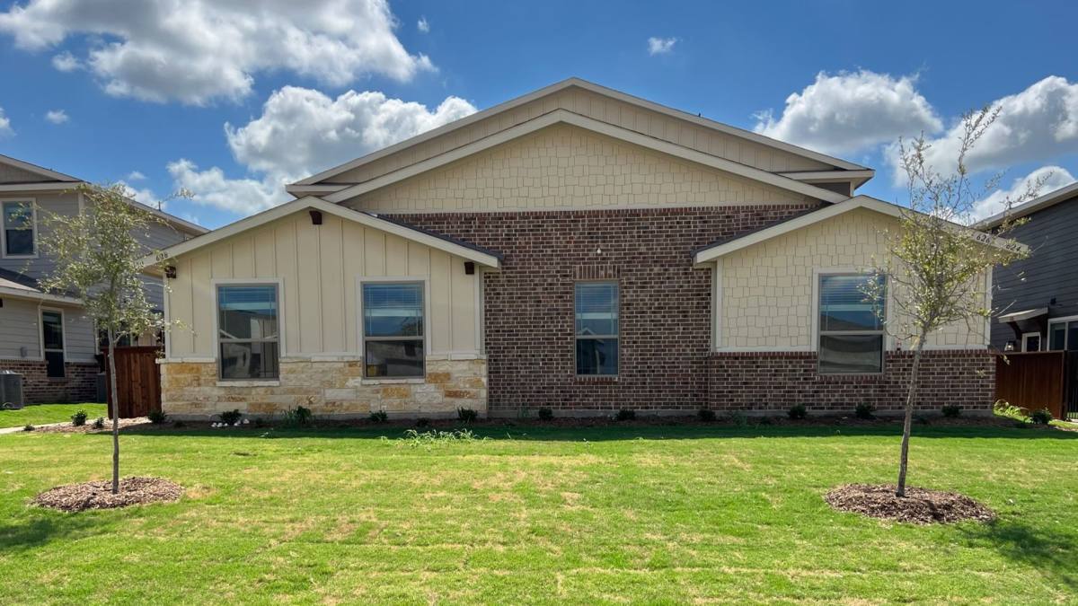 Townhouse for rent at 624 Fallow Dr, Venus, TX 76084