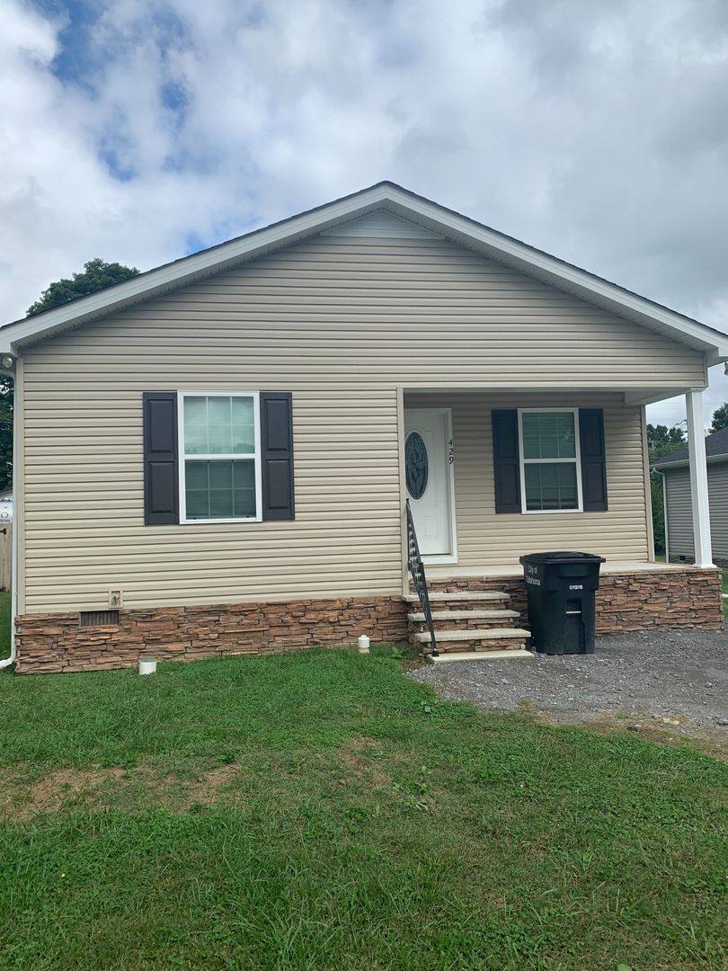 House for rent at 429 Oakwood Rd, Tullahoma, TN 37388