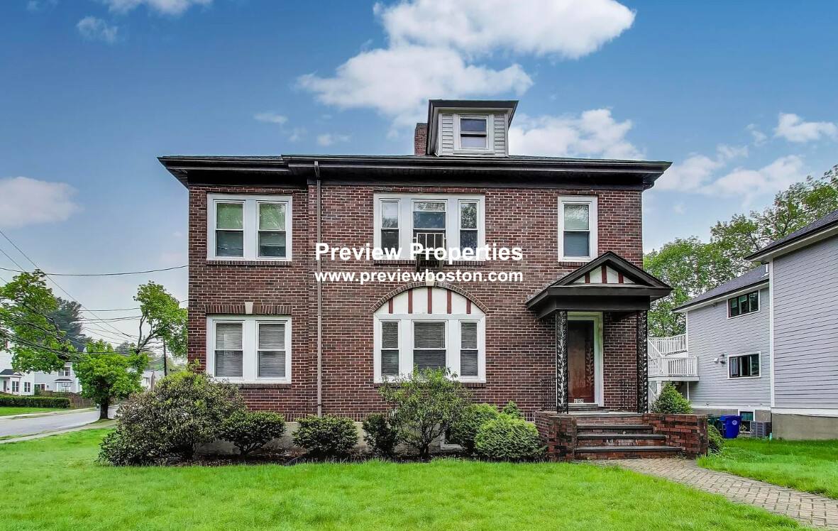 Apartment for rent at 129 Oxford Rd #2, Newtonville, MA 02460