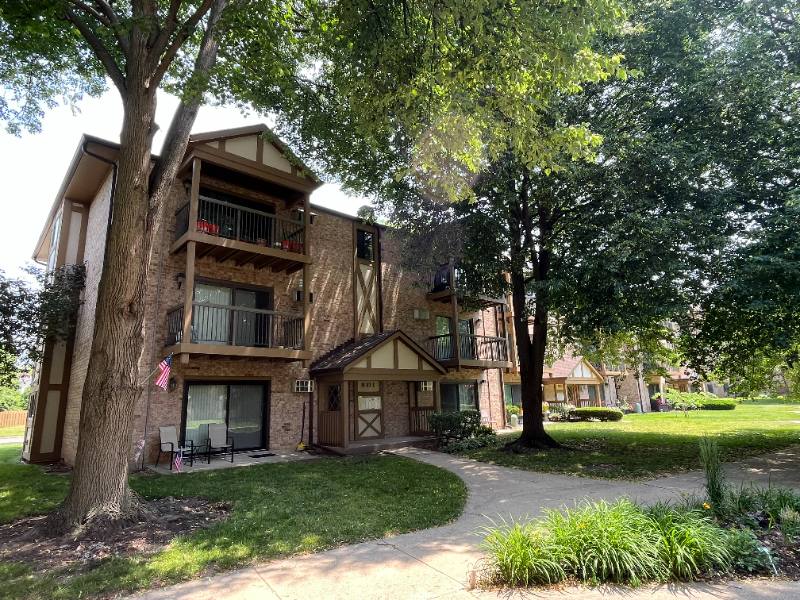 Apartment for rent at 801 S Dwyer Ave #B, Arlington Heights, IL 60005