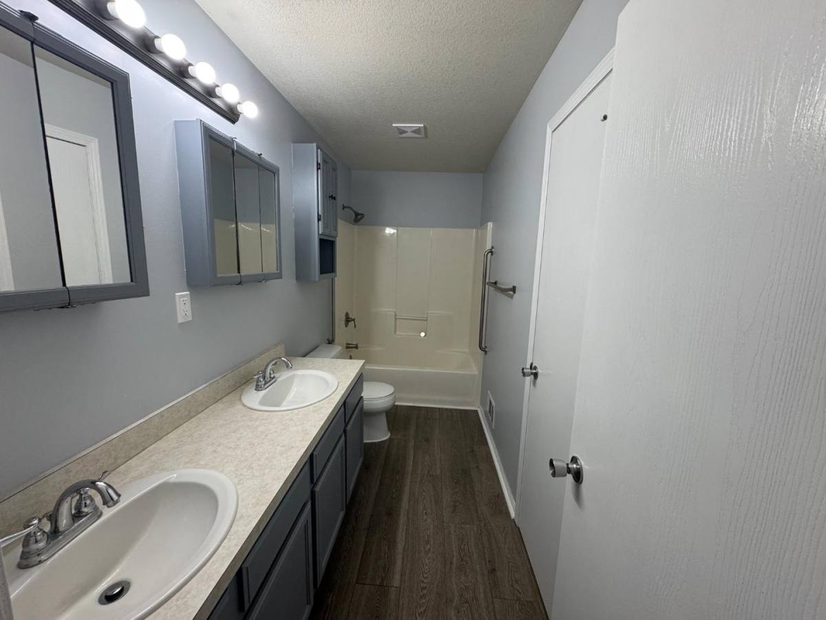 Apartment for rent at 683 Center St W #B, Warren, OH 44481