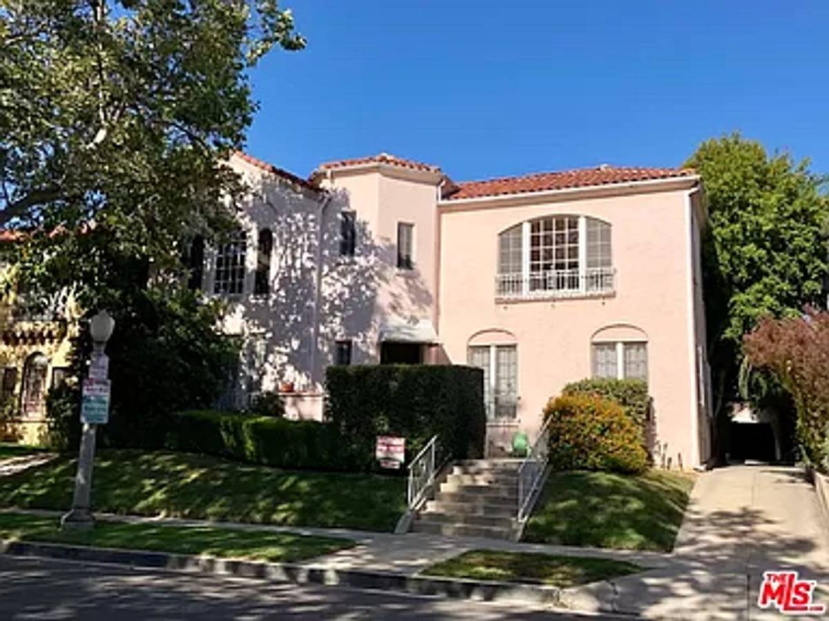 Apartment for rent at 166-172 N Sycamore Ave, Los Angeles, CA 90036