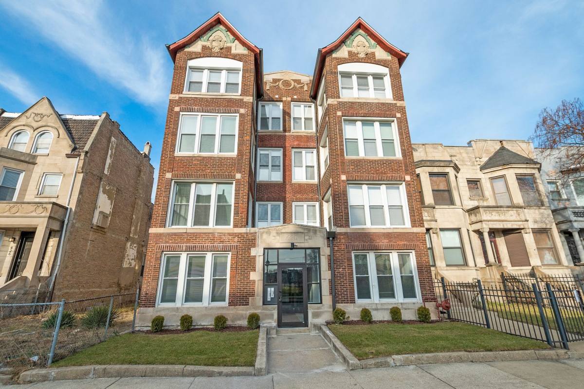 Apartment for rent at 430 E 44th St, Chicago, IL 60653