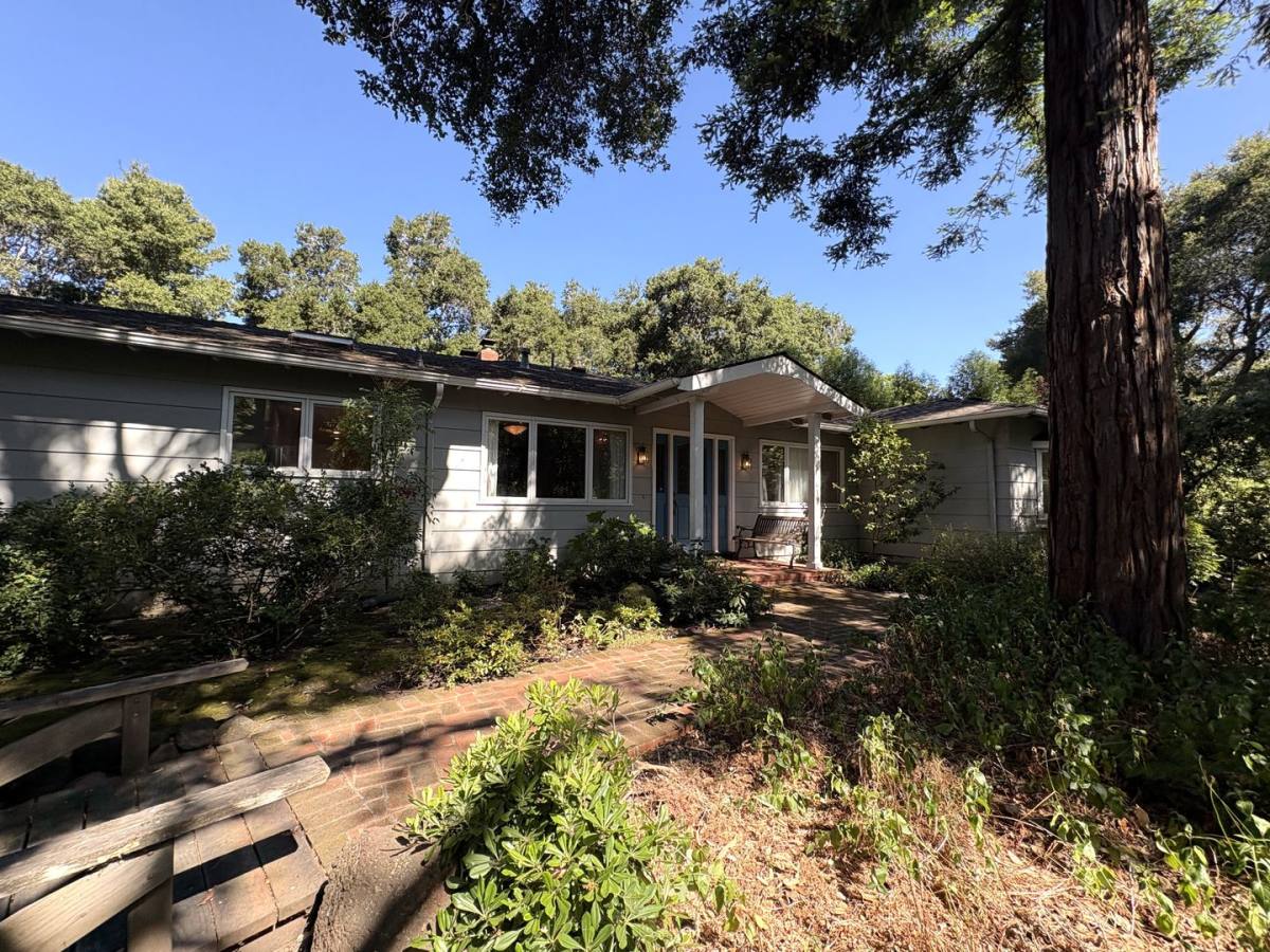 House for rent at 621 Menlo Oaks Dr, Menlo Park, CA 94025