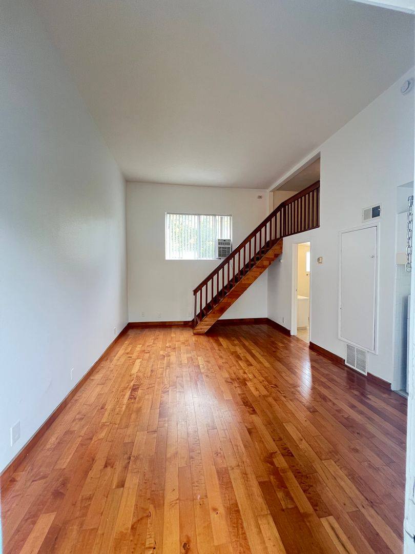Apartment for rent at 2535 Kansas Ave, Santa Monica, CA 90404