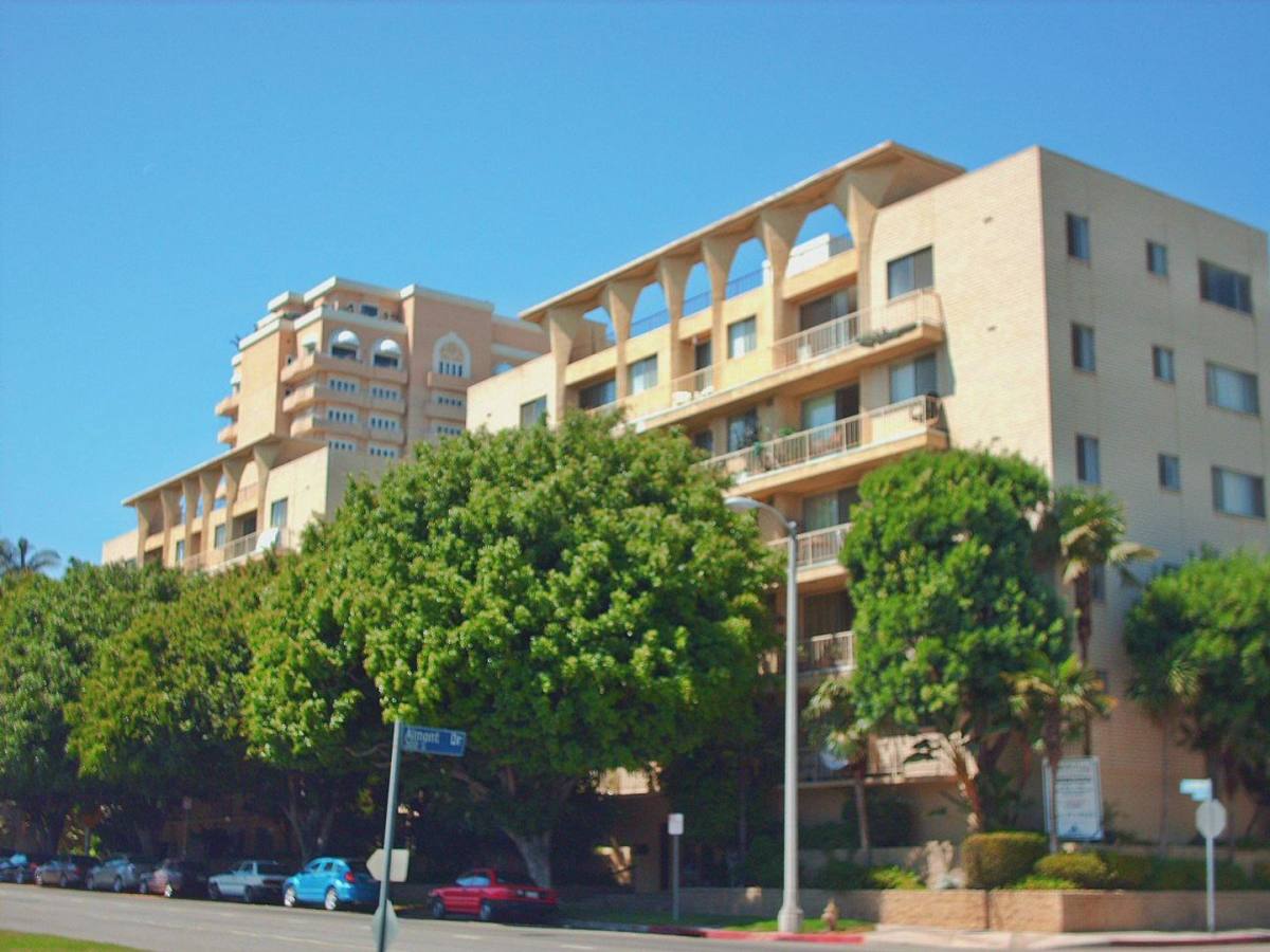 Apartment for rent at 9005 Burton Way, Los Angeles, CA 90048