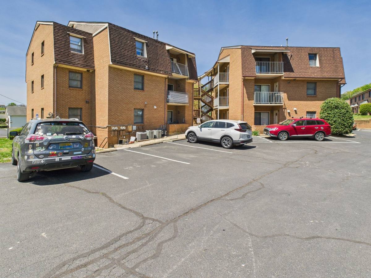 Apartment for rent at 325 Campbell St, Staunton, VA 24401