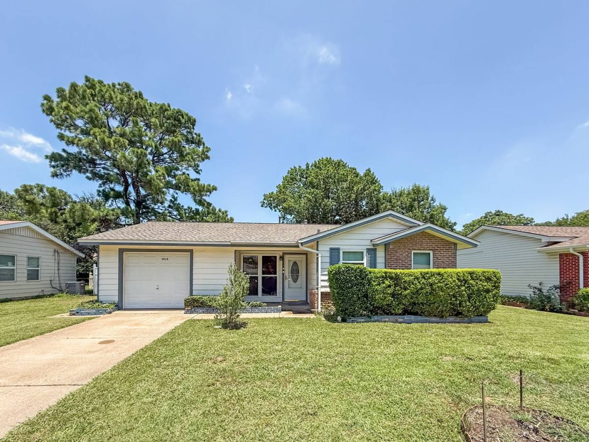 House for rent at 1915 Ridgewood St, Irving, TX 75062