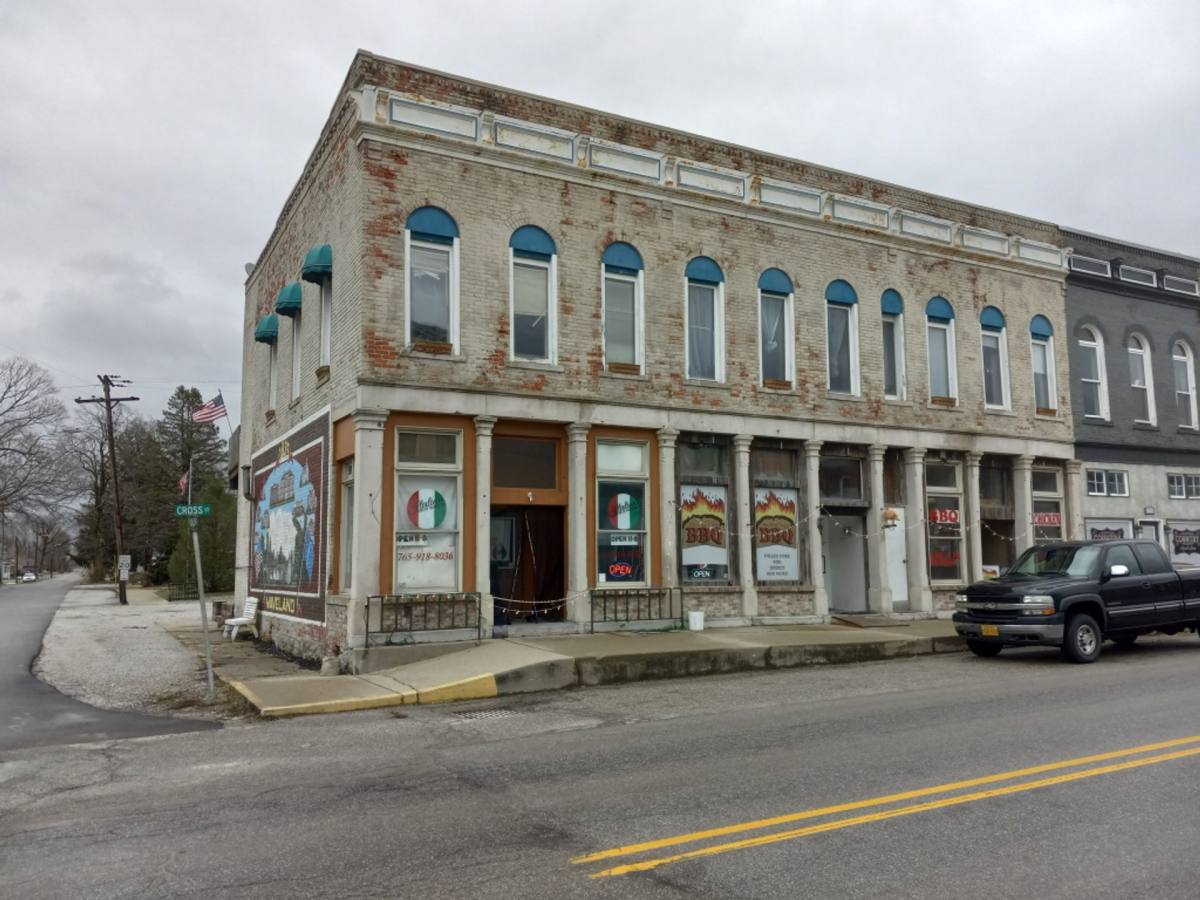 Apartment for rent at 285-295 N Cross St, Waveland, IN 47989