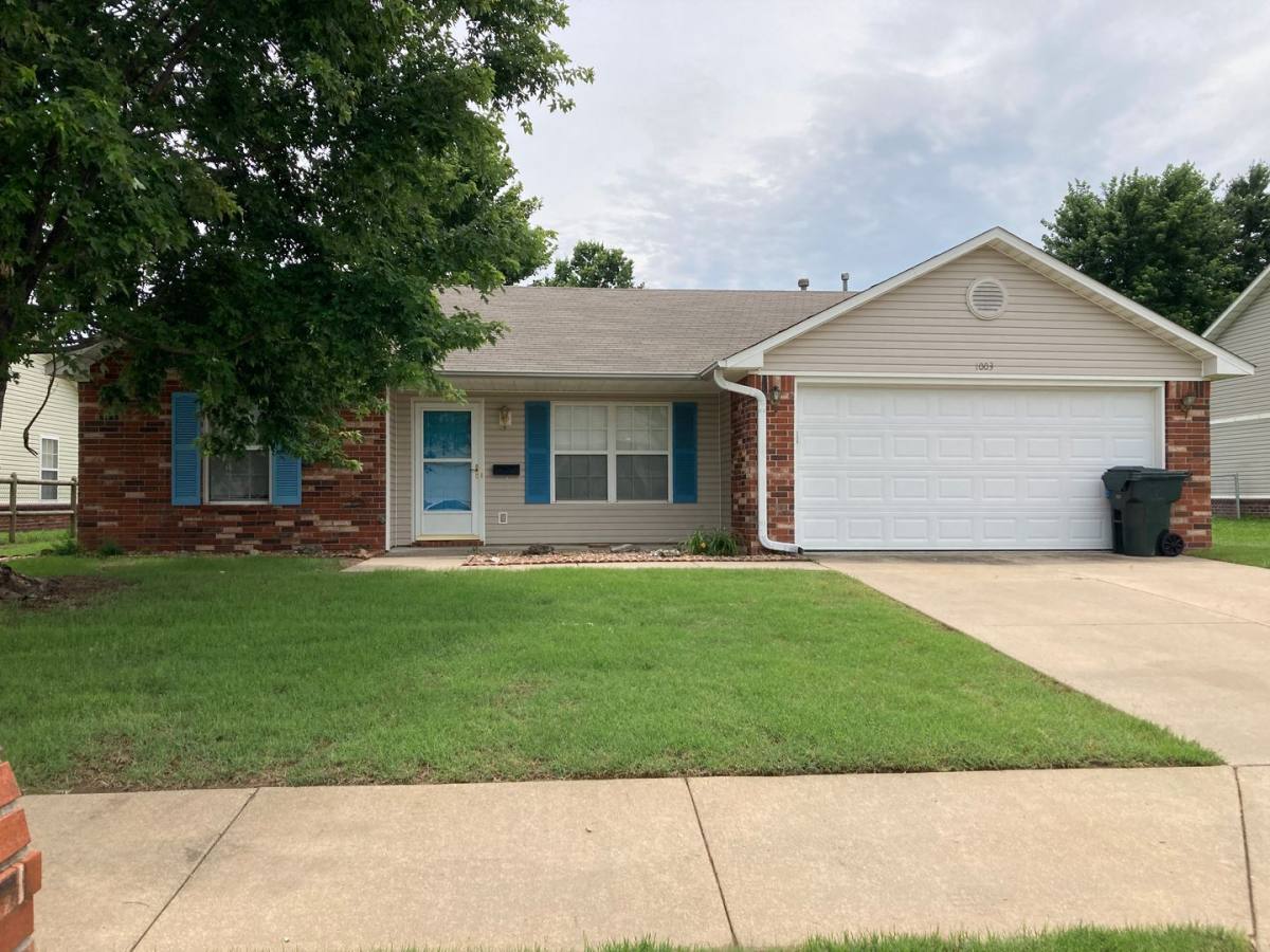 House for rent at 1003 W 22nd St, Claremore, OK 74017