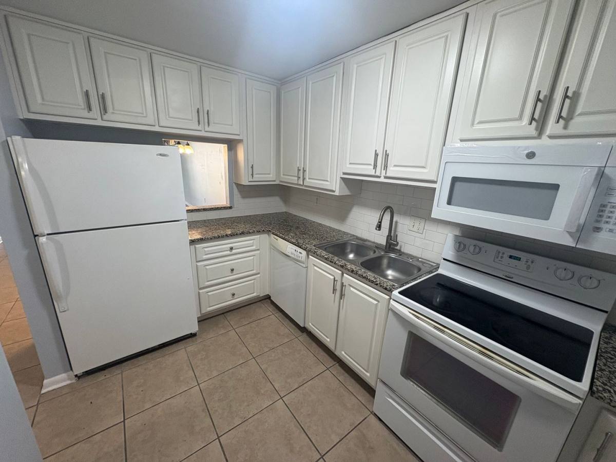 Apartment for rent at 623 N Bay St, Eustis, FL 32726