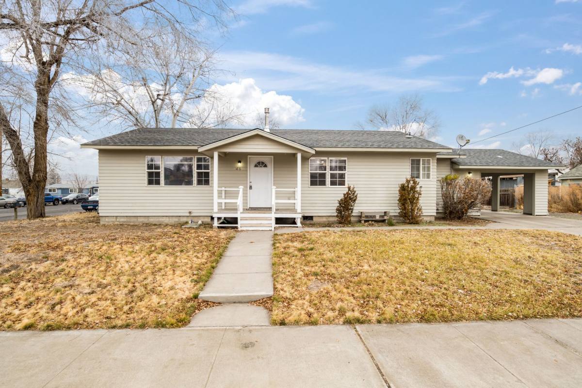 Townhouse for rent at 166 SE E St, Madras, OR 97741