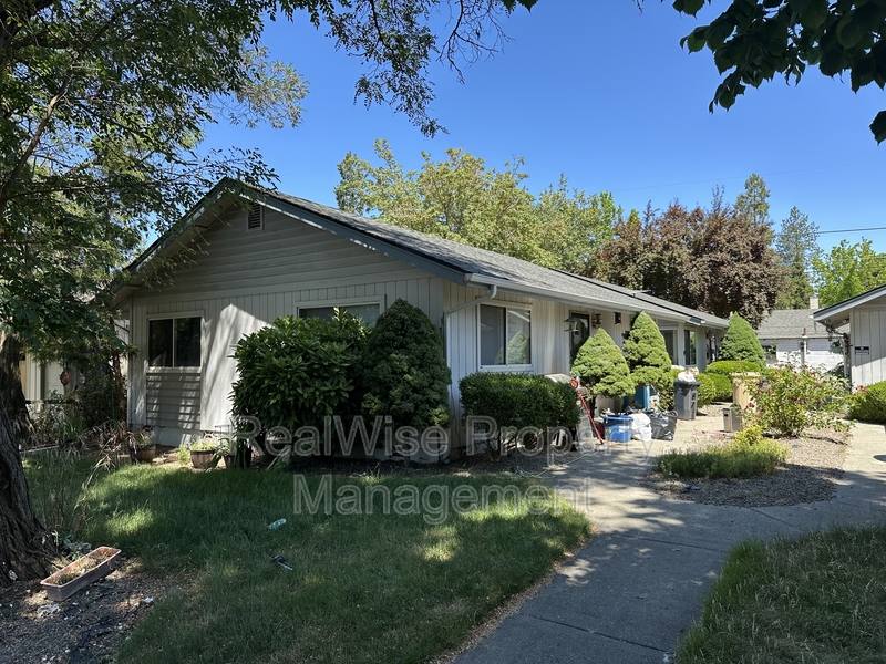 Apartment for rent at 714 SW I St #B, Grants Pass, OR 97526