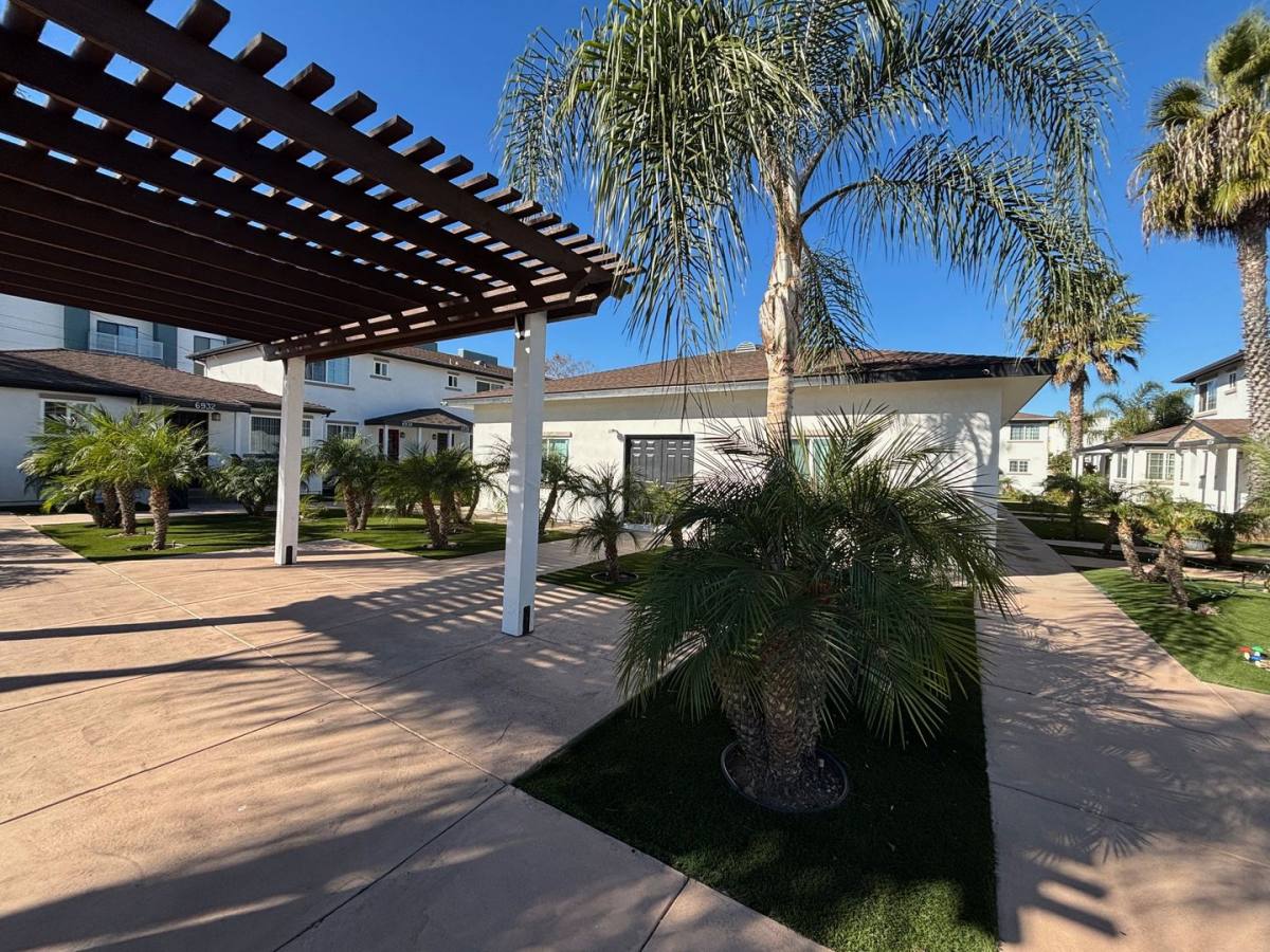 Townhouse for rent at 6962 Fulton St, San Diego, CA 92111