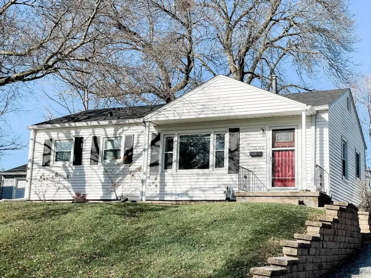 House for rent at 1508 Lincoln Rd, Bettendorf, IA 52722
