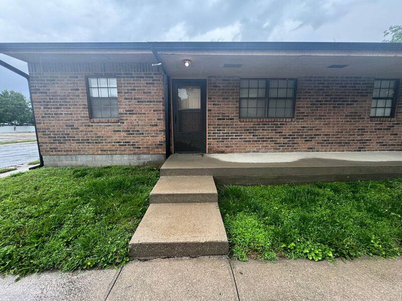 100 E Brasfield St #A, Smithville, MO 64089