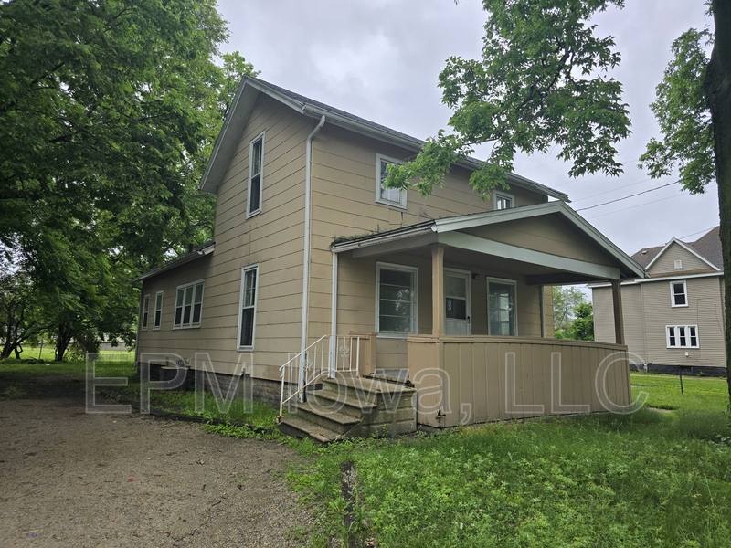 House for rent at 820 Logan Ave, Waterloo, IA 50703