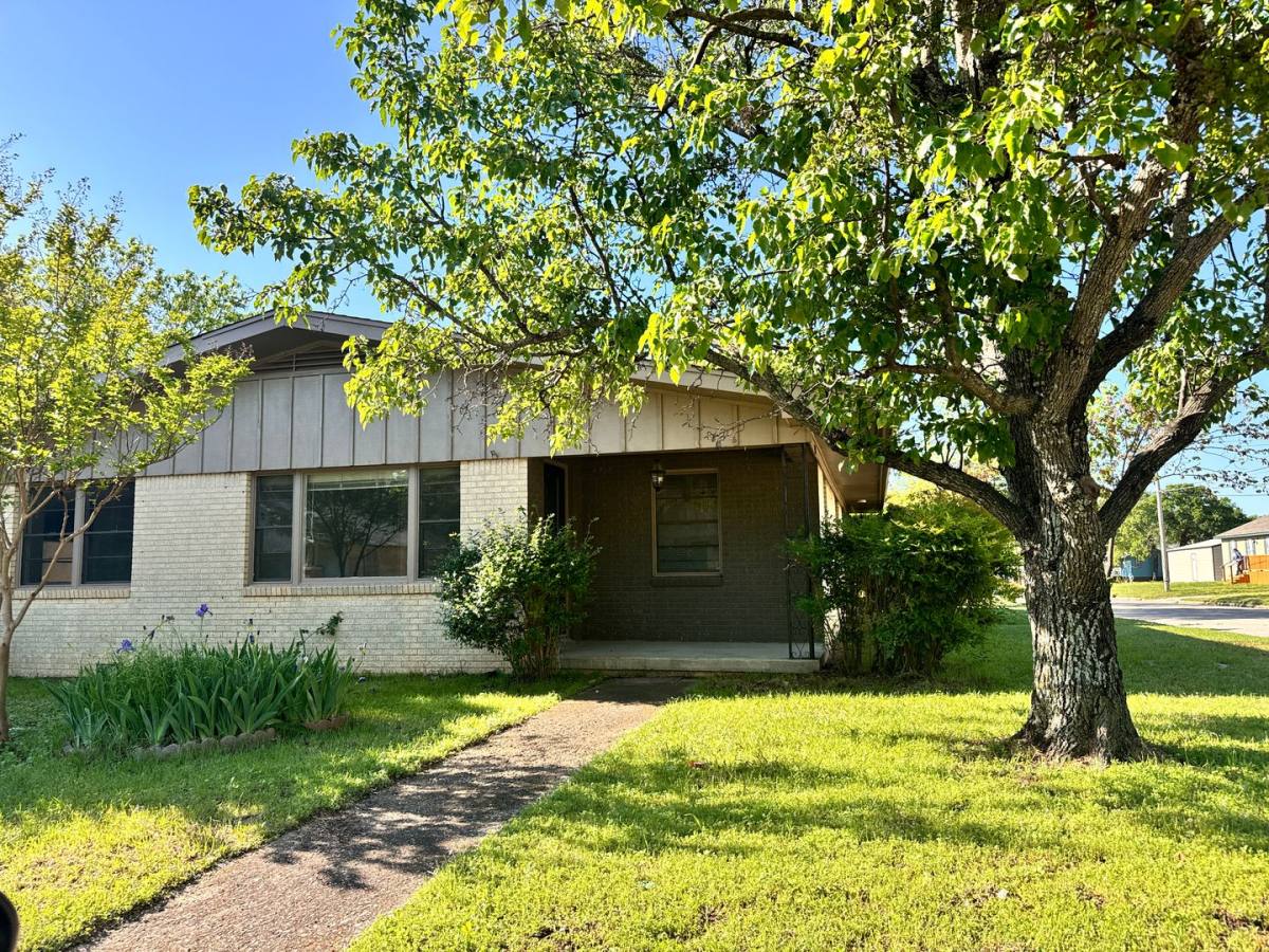 House for rent at 171 Fifth St, Healdton, OK 73438