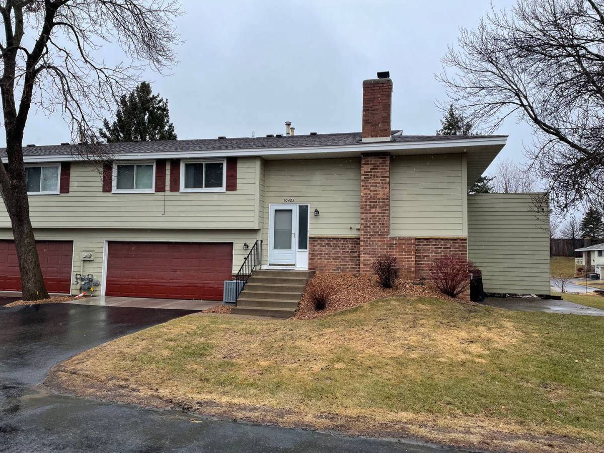 Townhouse for rent at 10423 Decatur Cr, Minneapolis, MN 55438