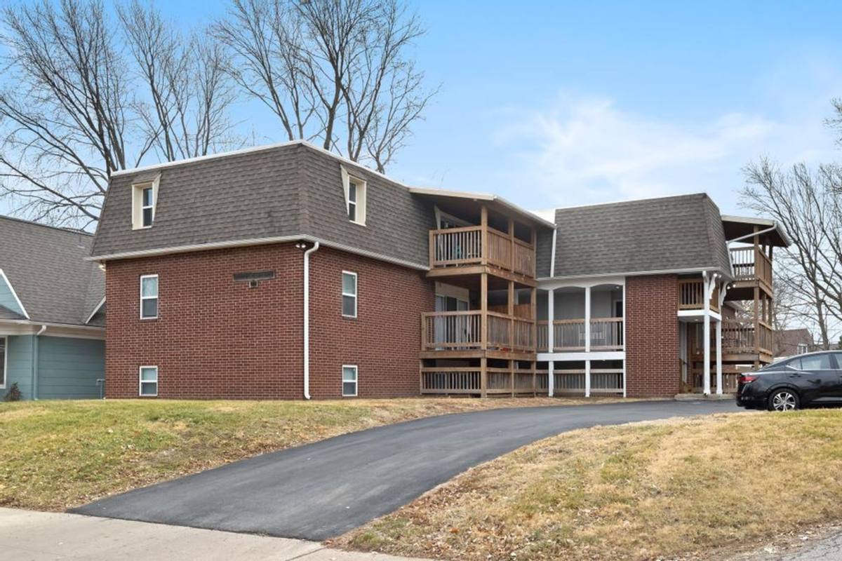 Apartment for rent at 959 W 42nd St, Kansas City, MO 64111