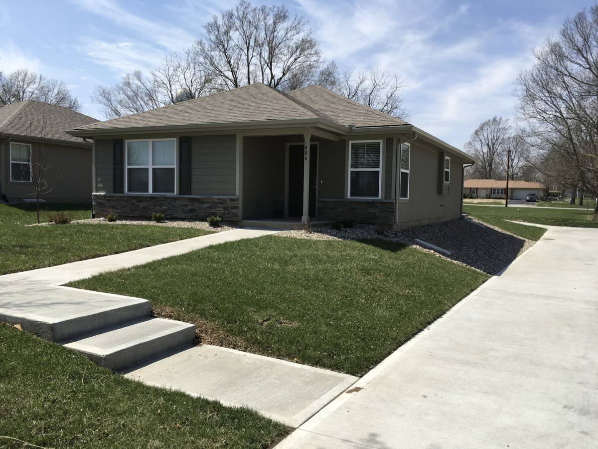 House for rent at 406 S Monroe St, Raymore, MO 64083