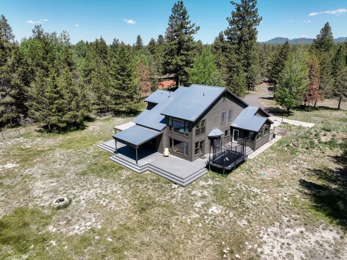 House for rent at 55563 Huntington Rd, Bend, OR 97707