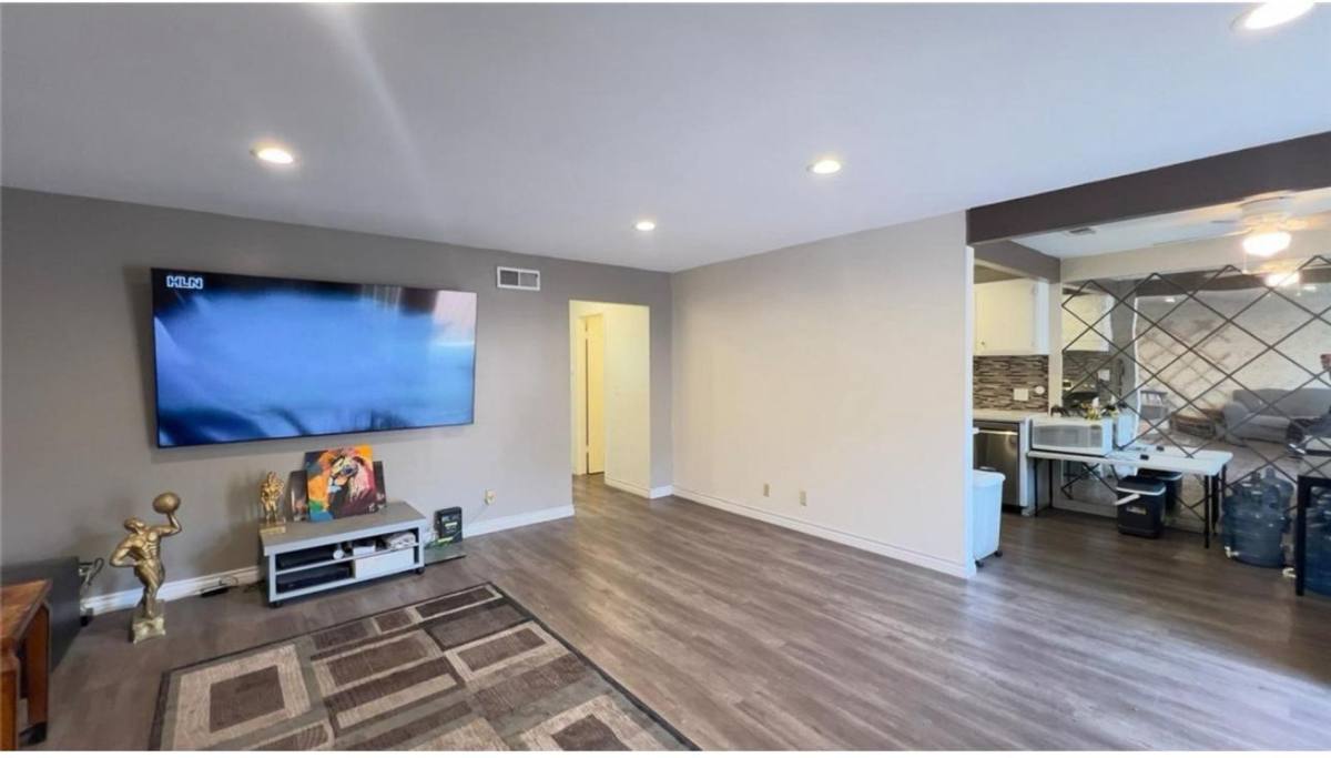 Apartment for rent at 731 E Fairway Dr, Orange, CA 92866