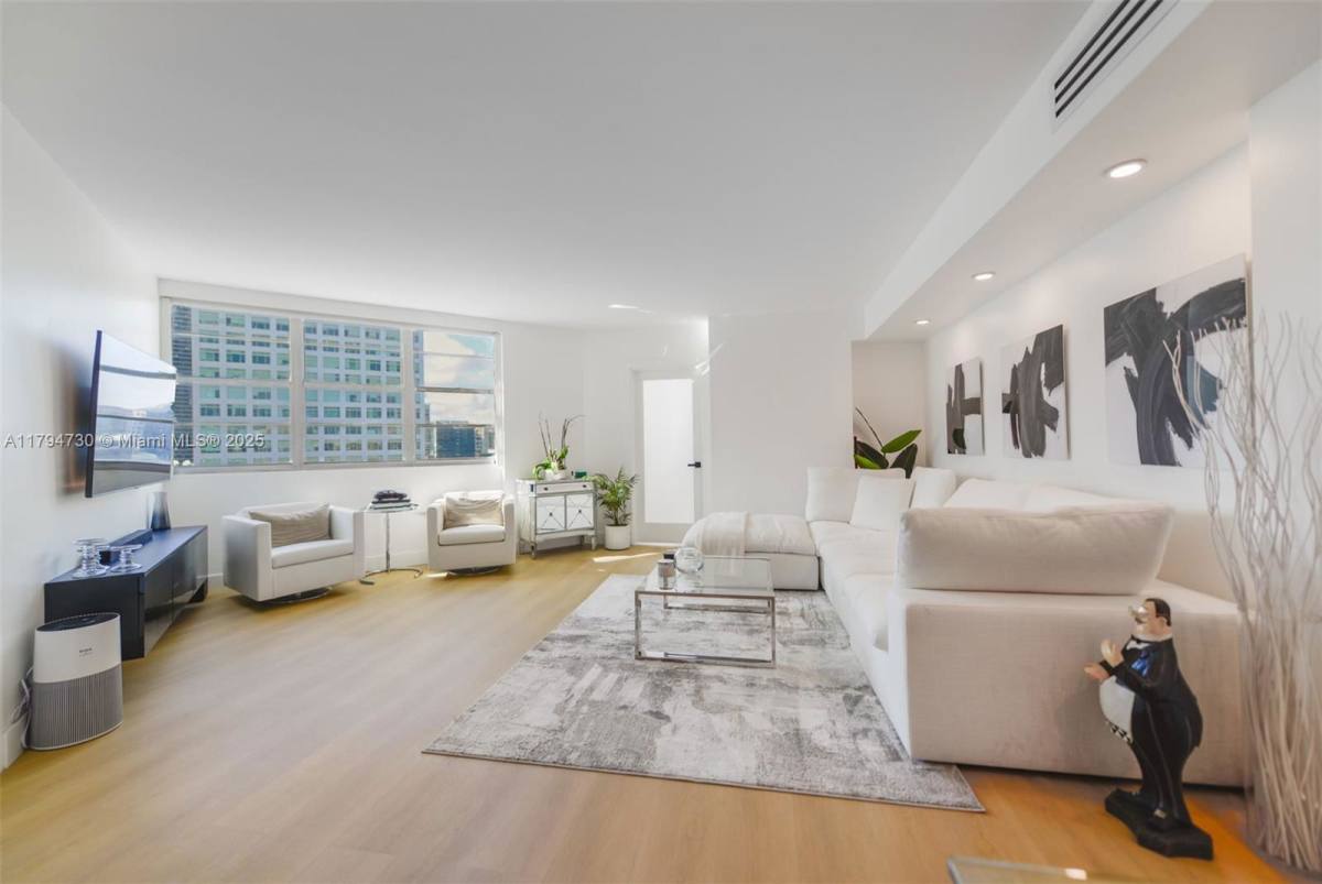 Apartment for rent at 801 Brickell Bay Dr #1962, Miami, FL 33131