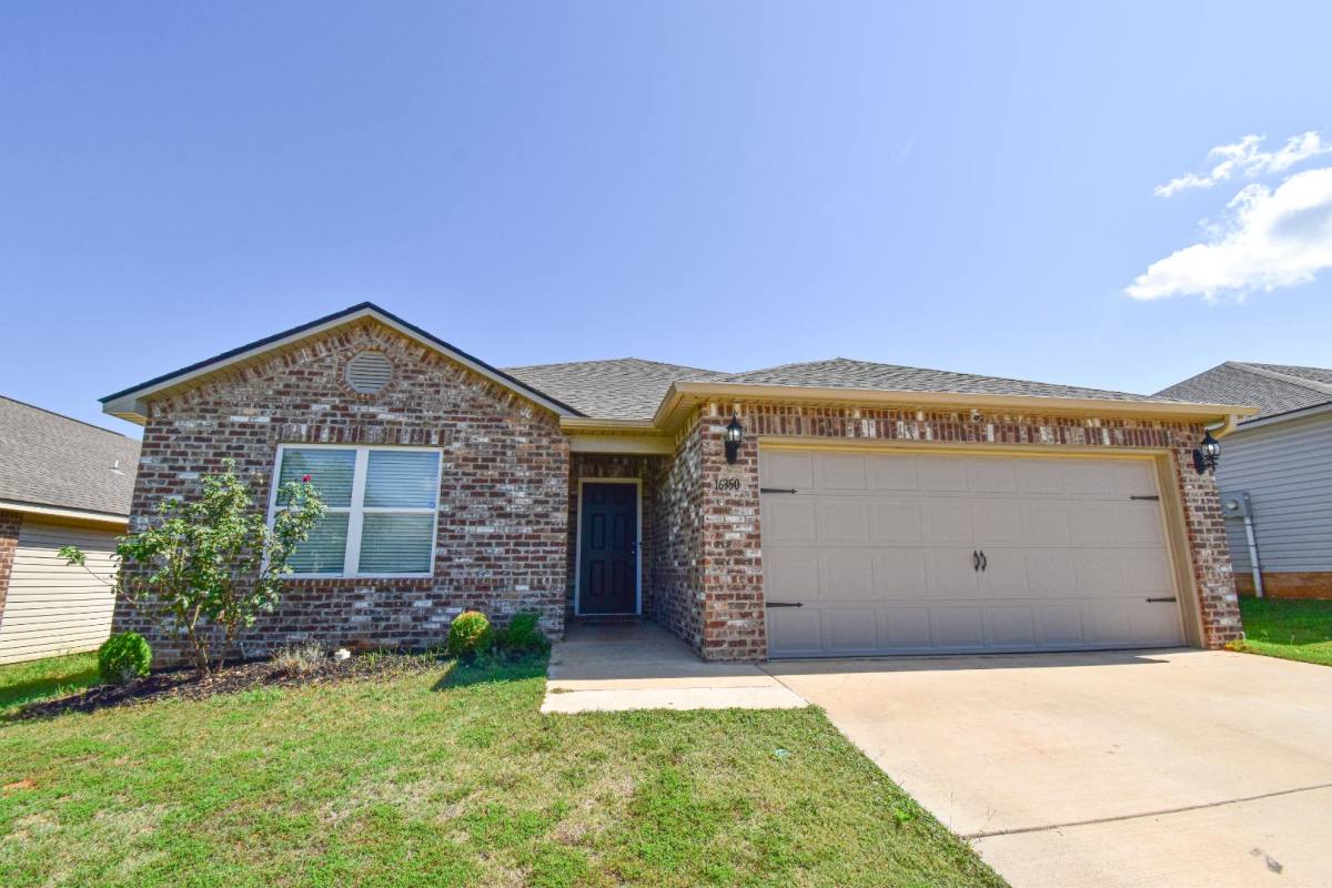 House for rent at 16350 Creek Dr, Moundville, AL 35474