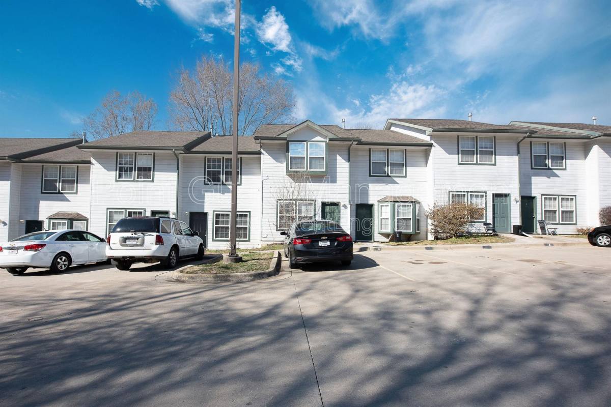 Apartment for rent at 321 W S Ave #4, Independence, MO 64050
