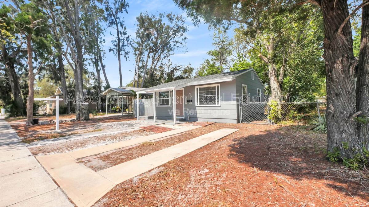 House for rent at 1711 45th St S, Saint Petersburg, FL 33711