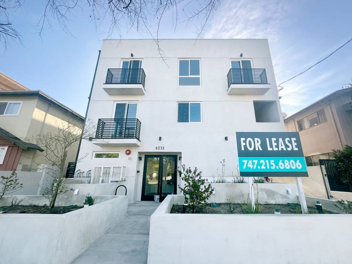 Townhouse for rent at 6232 Whitsett Ave, North Hollywood, CA 91606