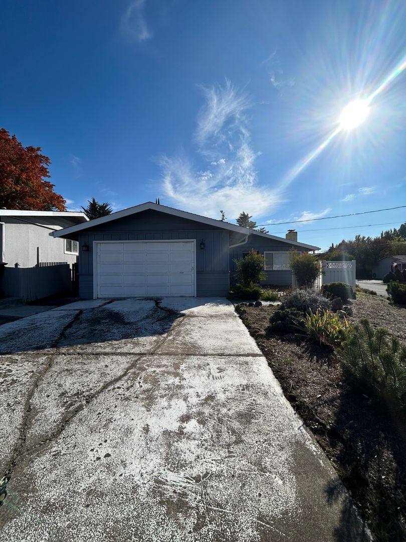 House for rent at 2120 E McAndrews Rd, Medford, OR 97504