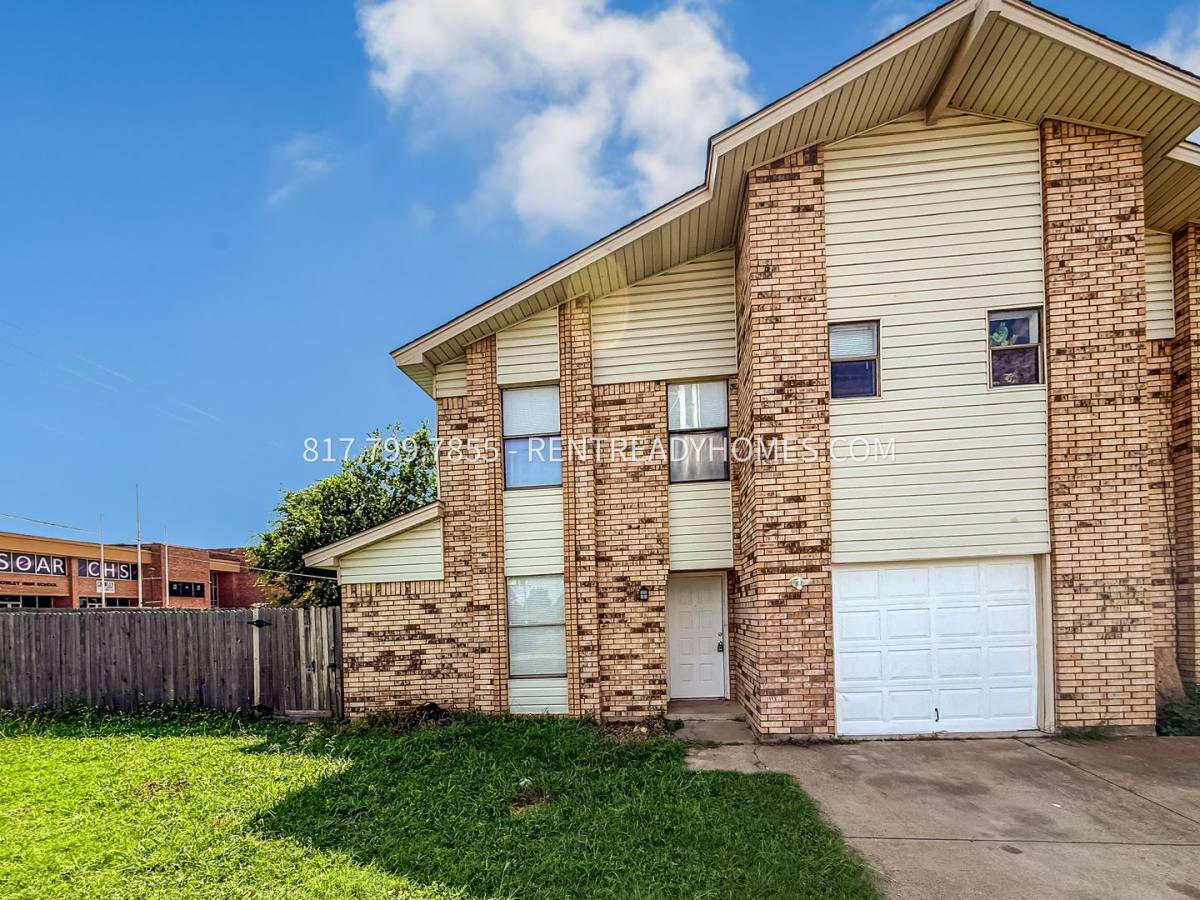 Apartment for rent at 101 Matthew Dr, Crowley, TX 76036