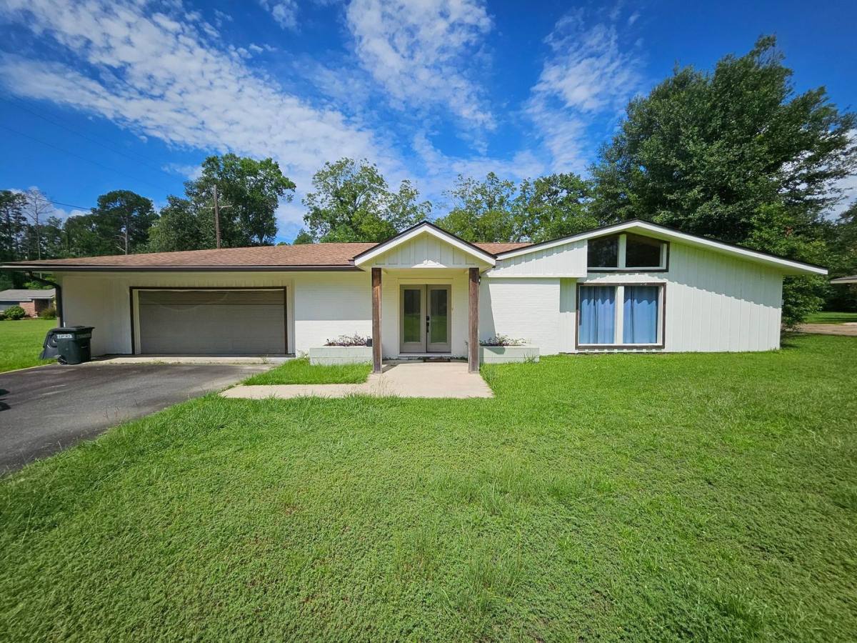House for rent at 403 S Texas St, Deridder, LA 70634
