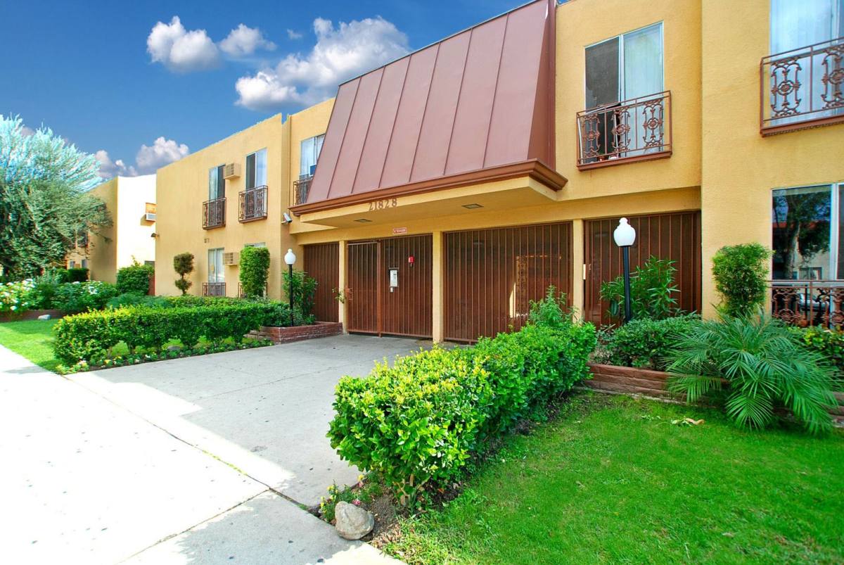Apartment for rent at 21804 Roscoe Blvd, Canoga Park, CA 91304