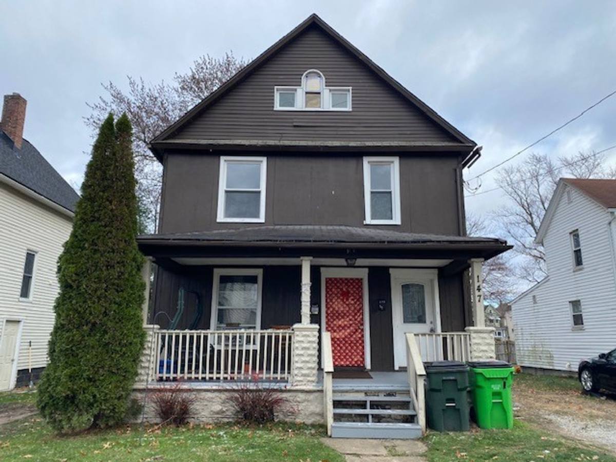 Apartment for rent at 147 8th St NW, Barberton, OH 44203